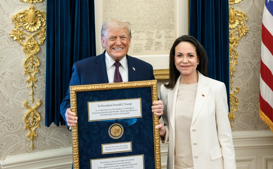 【更新】照片曝光！馬查多裱框致贈諾貝爾和平獎章　川普收下：表彰我的工作