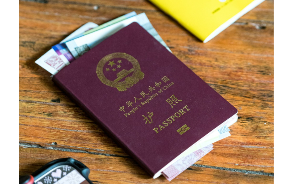 辦「一次性」中國護照遭撤台灣身份 梁文傑：將對旅行社最嚴懲罰吊牌