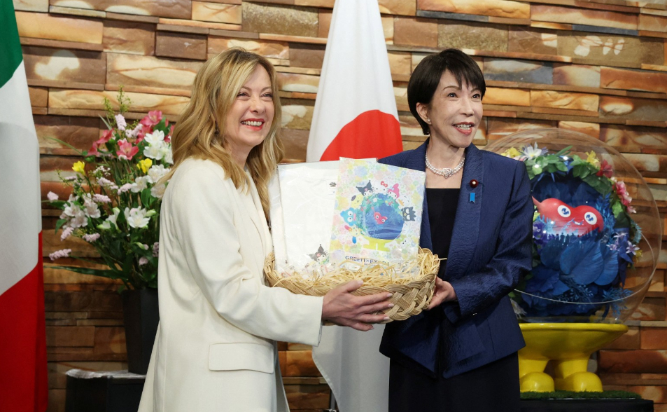 社交E人兼送禮達人！高市用義語唱生日快樂歌、送三麗鷗周邊　梅洛尼眼神發亮