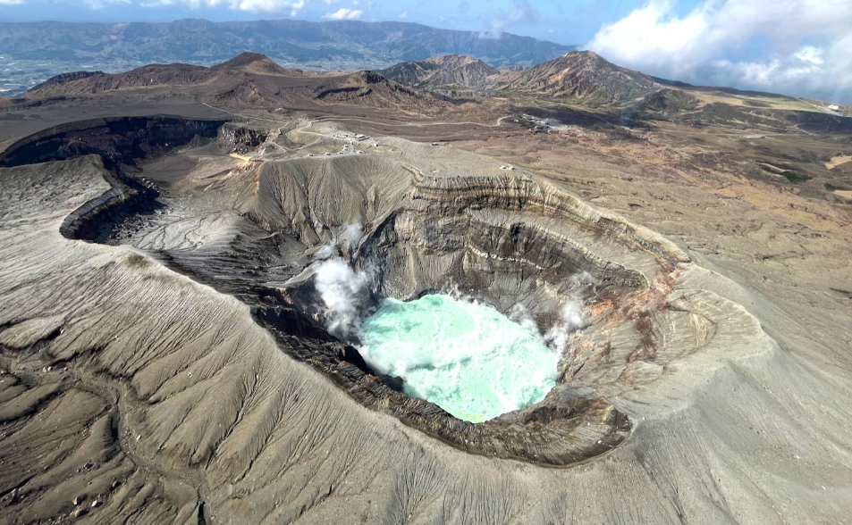 有片／阿蘇山空難影片曝光？　監視畫面顯示直升機有如被「吸入」火山口
