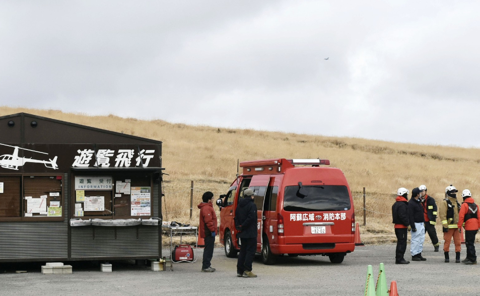 【更新】觀光直升機載2台人墜毀阿蘇火山口內　濃霧拖累搜救進度
