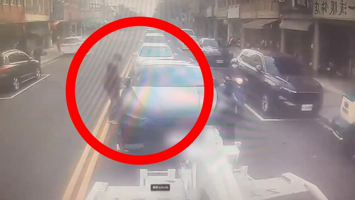 400萬奧迪遭拖吊！離譜駕駛撕封條跳上車　一路坐抵拖吊場慘了