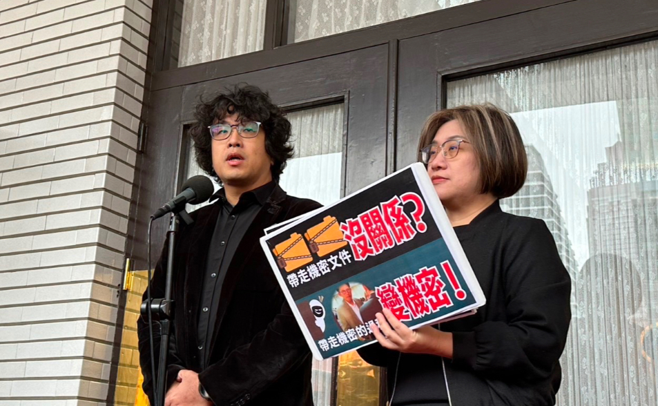 打臉30秒說詞！綠委調監視器還原時間軸：黃國昌帶走機密文件1分15秒　長達42秒拍不到