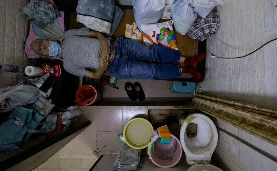 床邊是馬桶、床上滿臭蟲　香港整頓劏房、棺材房新法3月上路
