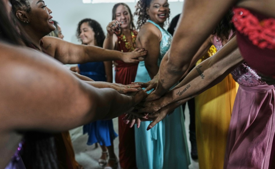 巴西版「陽光女子合唱團」 她們在監獄盛裝登場　在歌聲中解放