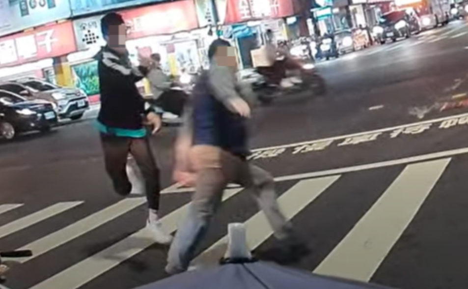 台南隨機殺人影片曝！足療師失戀突抓狂　路人慘痛爬進派出所仍遭捅