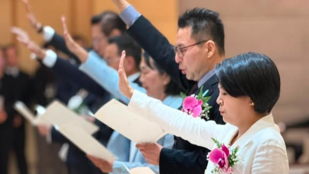 王家俊專欄：從柯文哲擁抱李貞秀到鄭麗文再喊「我是中國人」