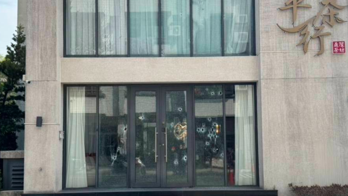 台中某茶行遭掃射20多槍　槍手攜長槍投案！只有17歲