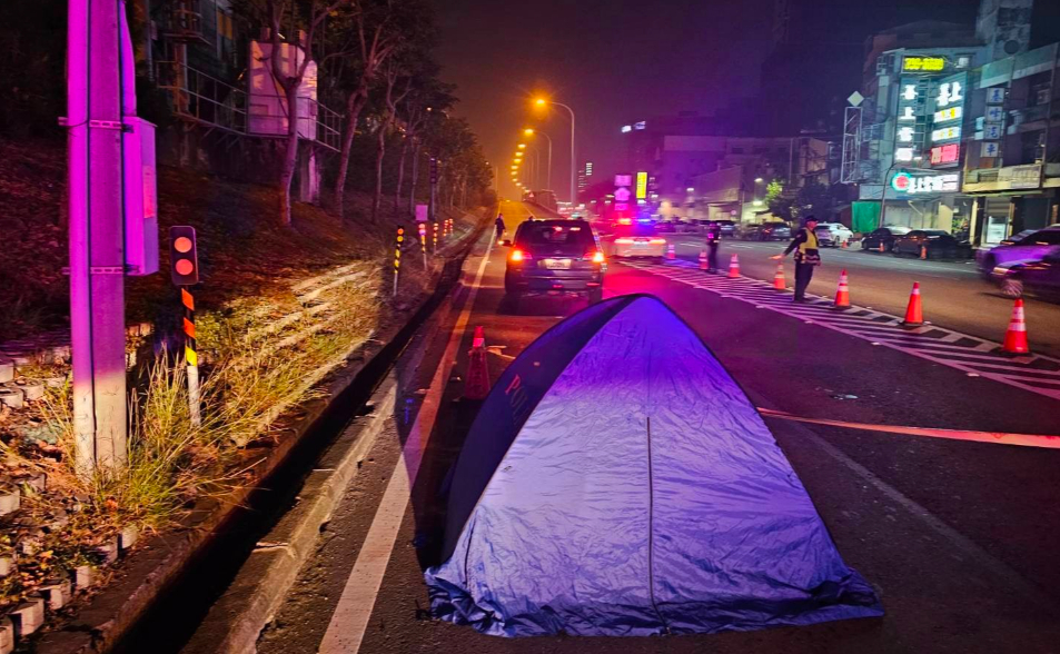 驚悚影片！高雄男突倒國1閘道「連3車輾斃他」　第1車涉肇逃