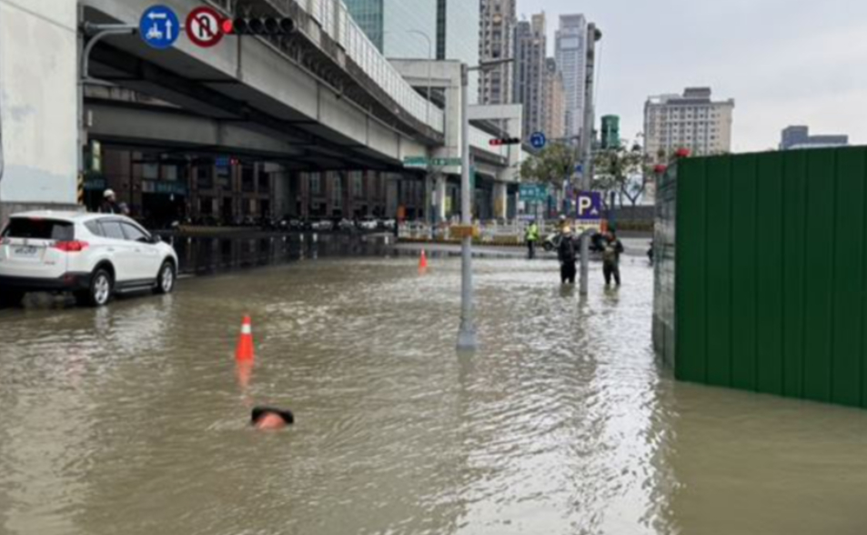 上班注意！新北大道緊急交管　「水管挖破」萬戶減壓供水...最快24小時修復