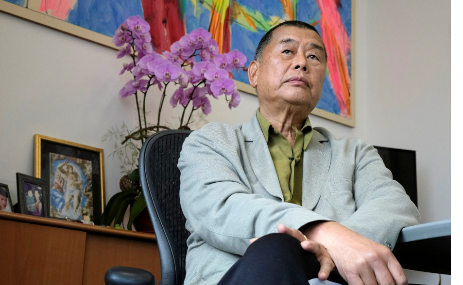 【更新】黎智英國安案判刑20年　聆判後笑著揮手、《蘋果》員工落淚