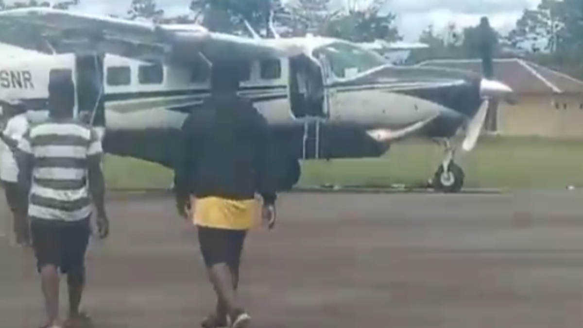 有片／印尼民航機降落突遭槍擊！悍匪追殺15人驚逃　2機師慘死