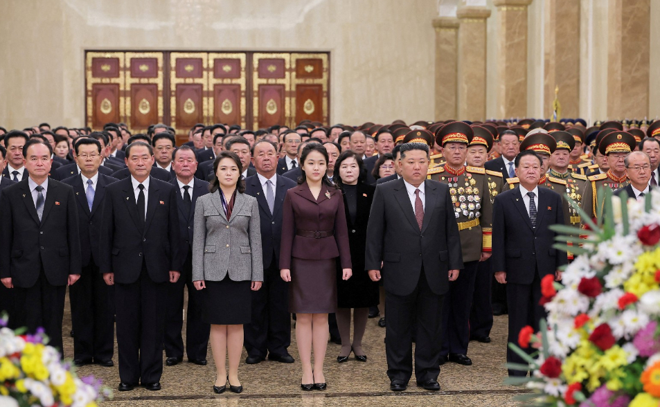 接班腳步近了？韓媒：北韓中國大使館照片牆　金正恩父女照首度C位展示