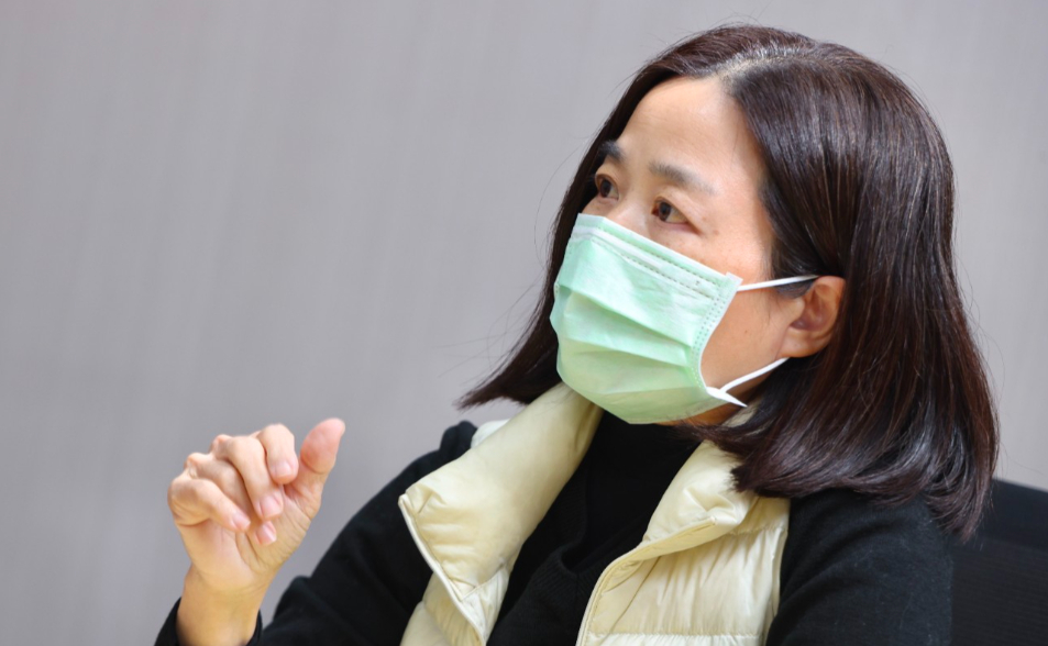 【專訪】為失智母親辭掉檢察官！律師鄭嘉欣盼「尊嚴社會」 年拚200場演講「救國」