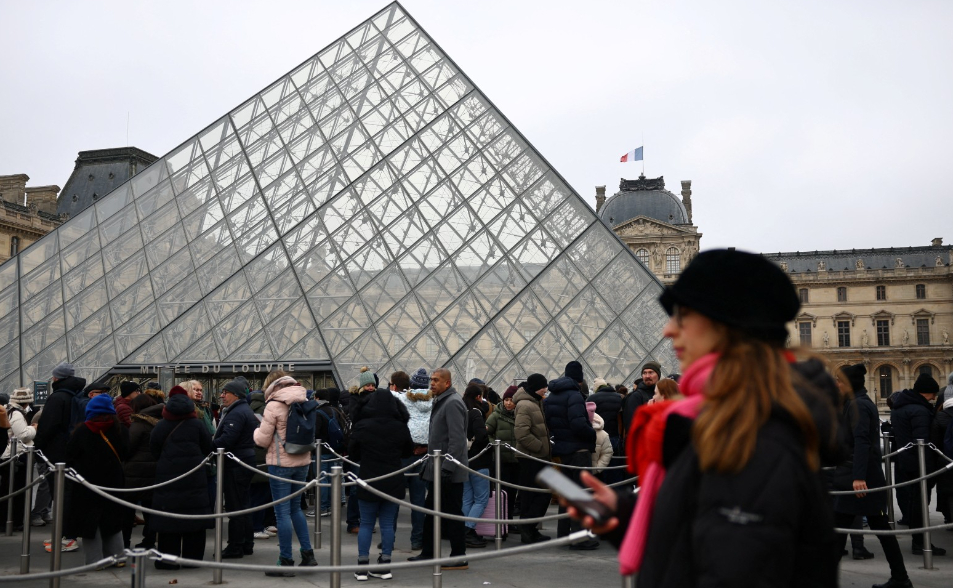 羅浮宮遭中國導遊詐騙十年損失3.7億　門票重覆使用、每天放行20個旅行團　