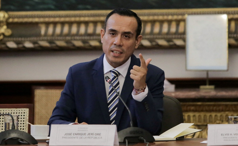 與中國商人深夜密會、穿帽Ｔ遮掩　秘魯代理總統疑涉貪腐遭國會撤職