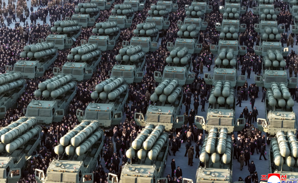 射程涵蓋全南韓　金正恩展示巨型多管火箭發射器