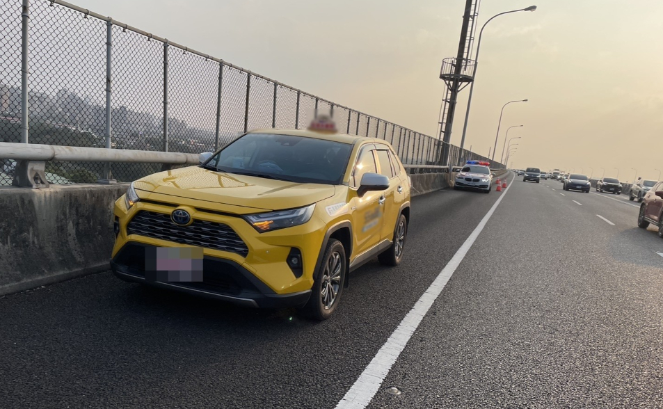 五楊高架驚天跳下　35歲小黃乘客暴怒令停車！翻圍籬墜地