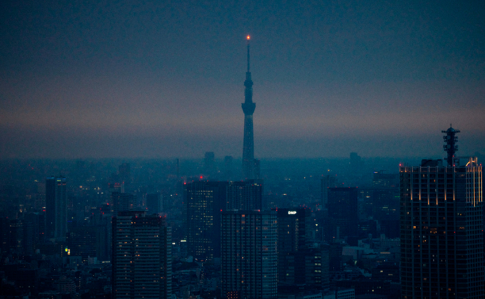 快訊有片／東京晴空塔電梯急墜卡在30公尺處　22人受困電梯已逾3小時