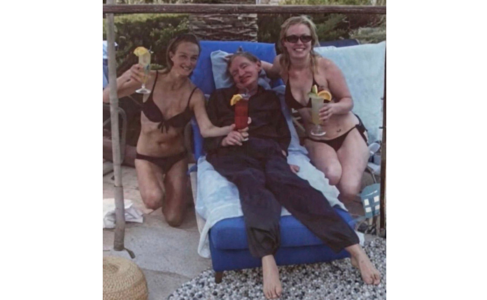 淫魔檔案爆不停！已故天才史蒂芬霍金曾現身蘿莉島？比基尼女郎簇擁照曝光