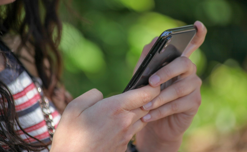 6歲看YT、9歲玩IG到成年仍戒不掉　她控告社群巨頭讓孩童上癮成指標大案