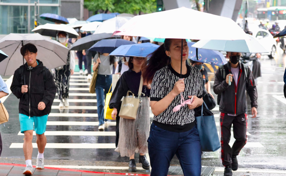 雨還沒下完！東北季風、鋒面接力　全台又濕又冷週末才轉晴