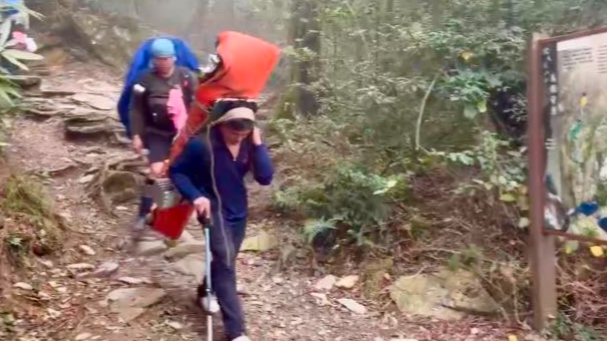 北大武高山協作員墜谷亡　搜救人員接力背下山