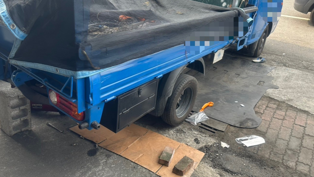 悚！修車廠老闆躺地維修　3.5噸貨車「滑動輾過」搶救不治