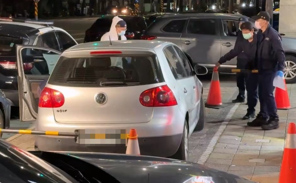 抽刀割喉！台中男載屍3km自首：我殺了女友　她想分手竟成刀下亡魂