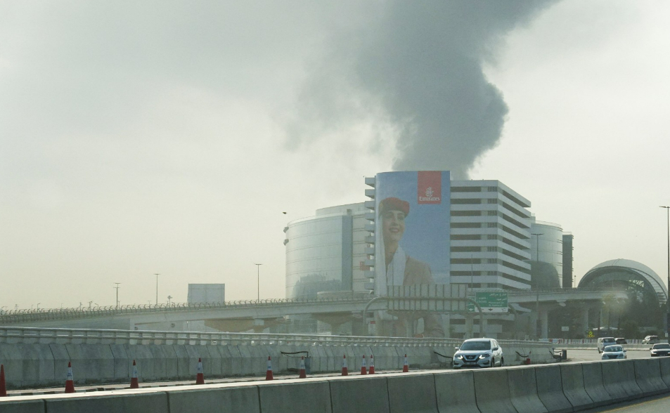 有片／杜拜國際機場再遇襲「暫停起降」　伊朗無人機炸油槽畫面曝光