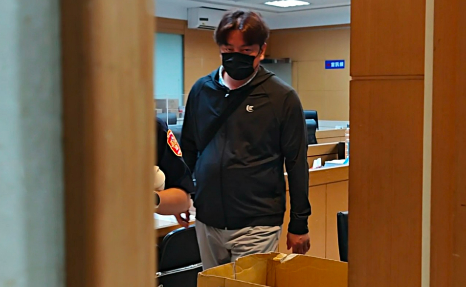 【更新】國民黨4連霸北市議員出包！ 李傅中武涉詐領助理費逾千萬  檢調直衝辦公室搜索帶走