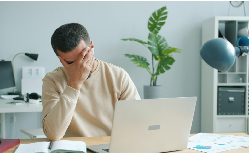 AI讓人更累？研究曝：上班族工作無限擴張　中國苦勞「996文化」蔓延美國