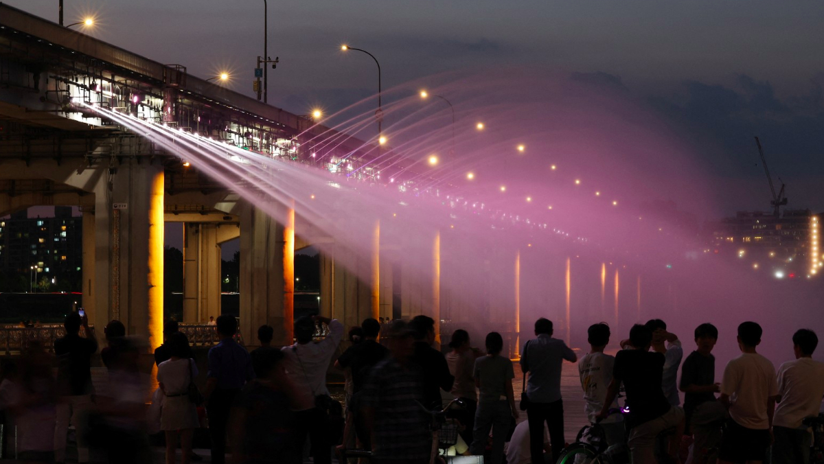 首爾驚魂夜！300人遊覽船卡死漢江　引擎冒煙、警消急出動