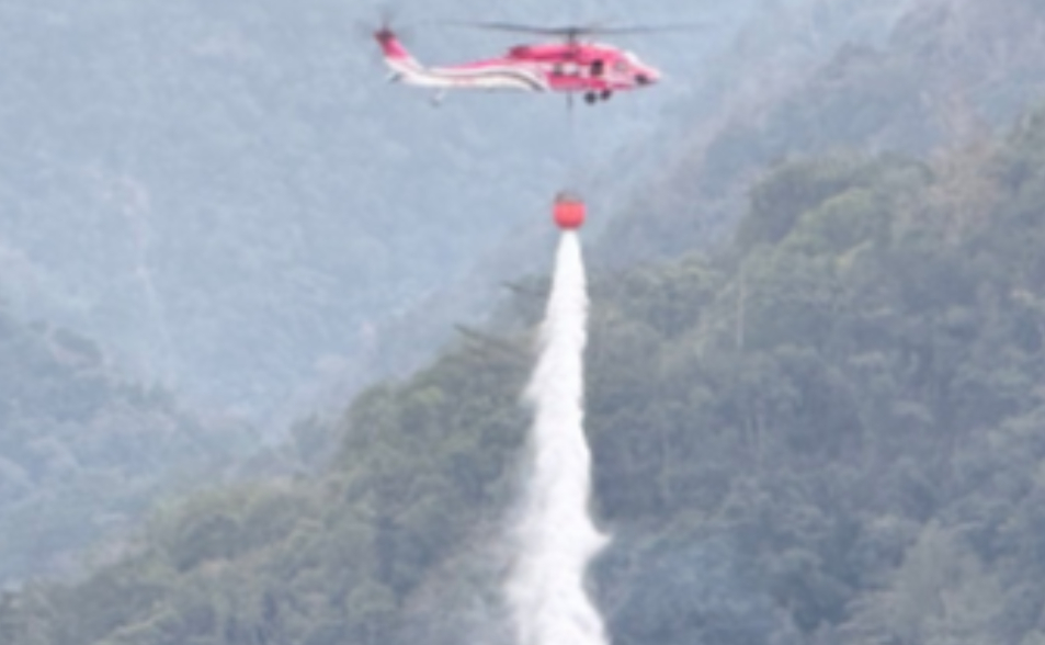 公墓冒火！高雄美濃火燒山2公頃　黑鷹直升機投水10次「滅不了」