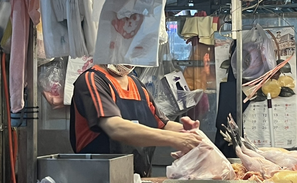 獨家》台中攤商叫苦！塑膠袋連漲2波「20→25→30元」　賣場上架就搶光