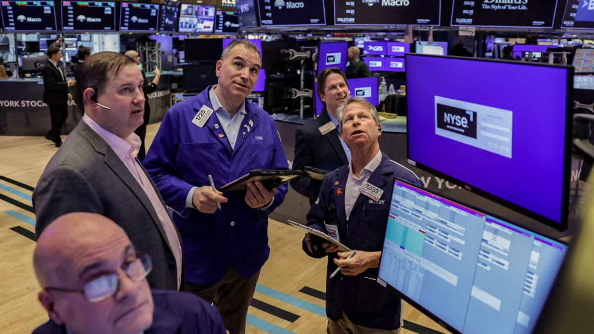 川普同時釋出終戰在望與全面打擊伊朗訊息　紐約股市週一開盤上漲