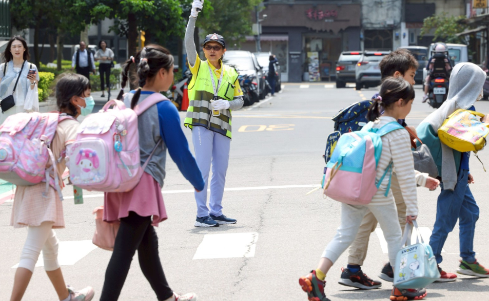 【導護志工2-1】沒有公權力的堅定溫柔防線　誰來為這群校區交通安全守望者撐傘