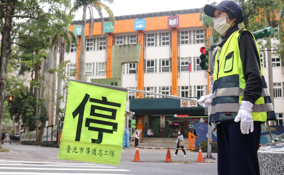 【導護志工2-2】退而不休的守護者老了！解構校園交通安全網的人力斷層與轉型解答