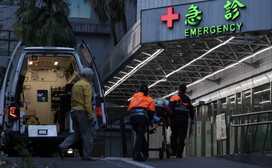 公車駕駛遇車禍「下車察看突倒地命危」　AED電擊5次、葉克膜搶回一命