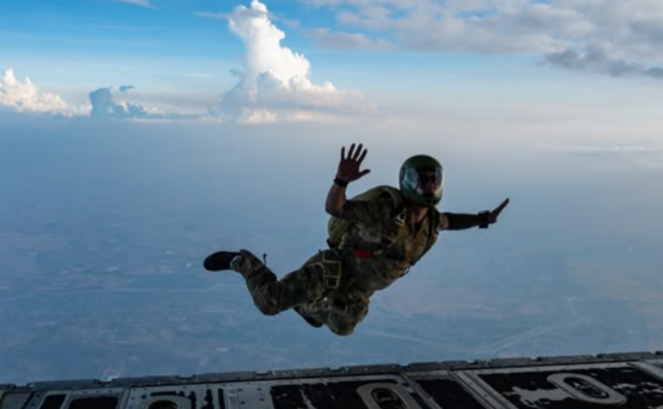 直衝伊朗深處！F-15E飛官遭擊落　美「空軍瑞士刀」強大搜救力揭密