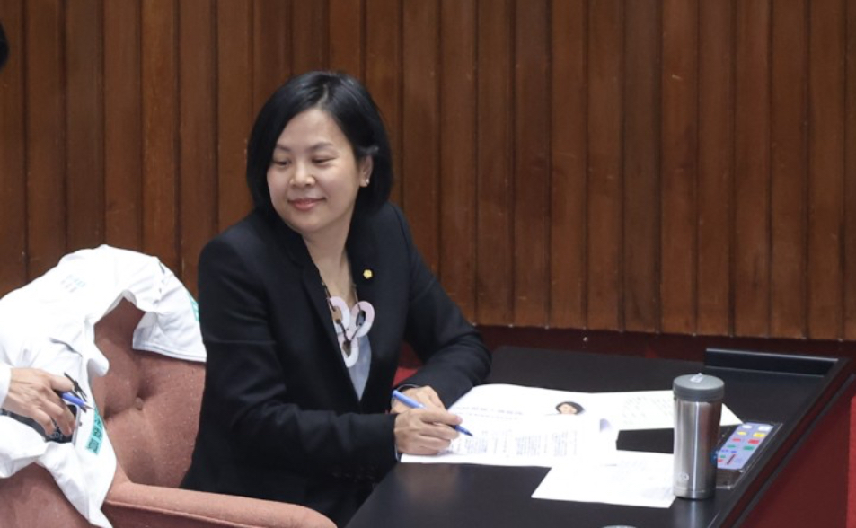 【幕後】李貞秀立委資格暫保！民眾黨中評會延後至4/13　開不開鍘陷兩難