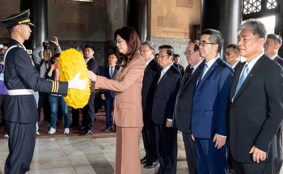 拜謁南京中山陵大談「中國」、「和平」　鄭麗文：孫中山是台灣民族解放的導師