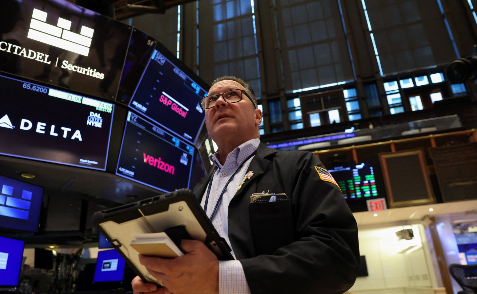 伊朗揚言退出停火、油價雲霄飛車再度叩關100美元　美股小幅下挫