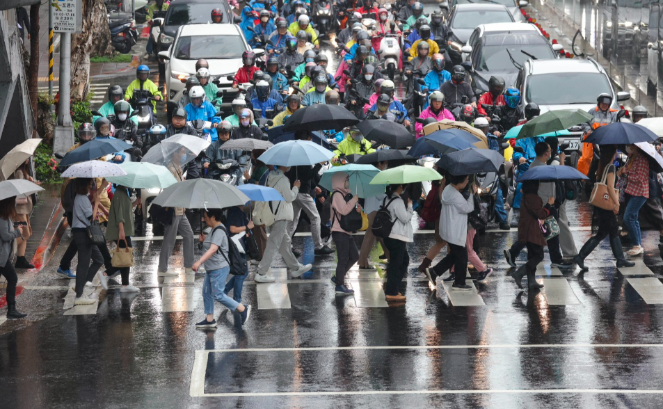 鋒面殺到！今明變天轉雨　北部、東北部明顯降溫
