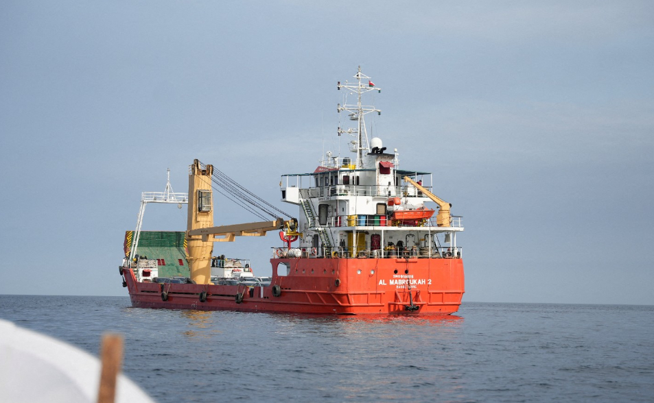 快訊／消息人士：至少2商船穿越荷姆茲海峽時遭槍擊