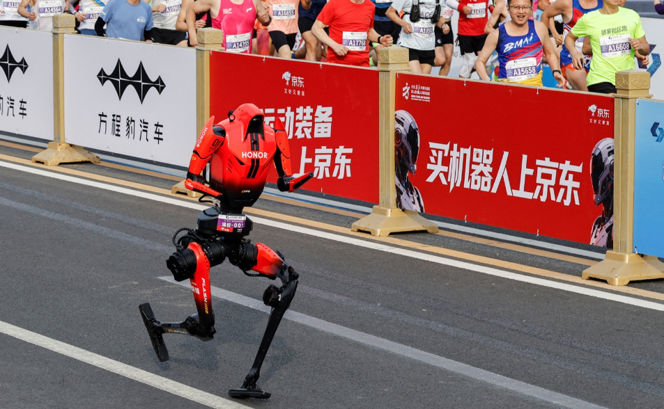仆街畫面曝！北京100組機器人跑半馬　外媒驚：質與量都大躍進