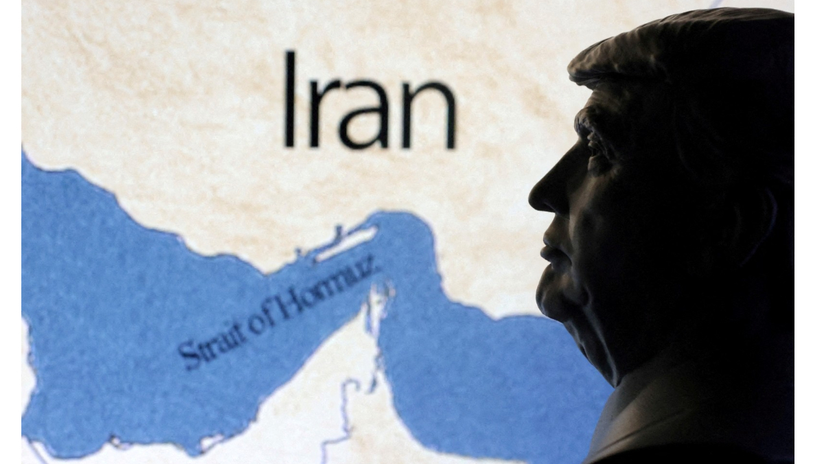 川普：伊朗貨輪試圖突破封鎖　遭美軍擊中並強行扣押