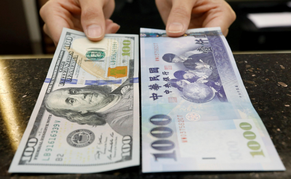 彭博：台灣金管會擬允上市公司「派發美元股利」　減匯損、抑波動