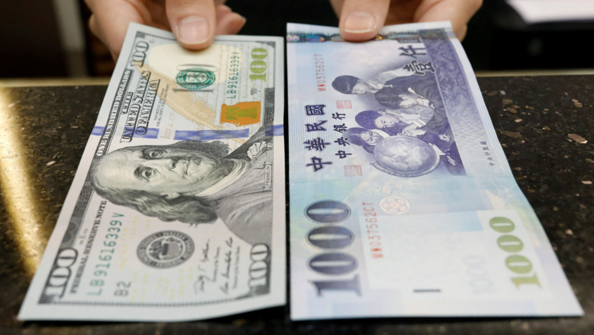 彭博：金管會擬允上市公司「派發美元股利」　減匯損、抑波動