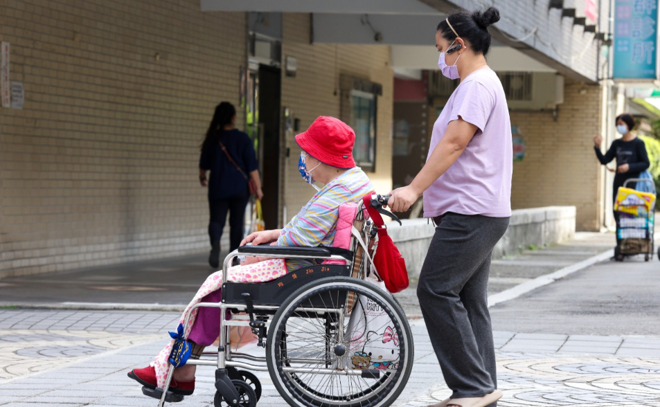 聘外籍看護「棄重擇輕」浮現？免評新制上路8個月　等待期變長…真實數據曝